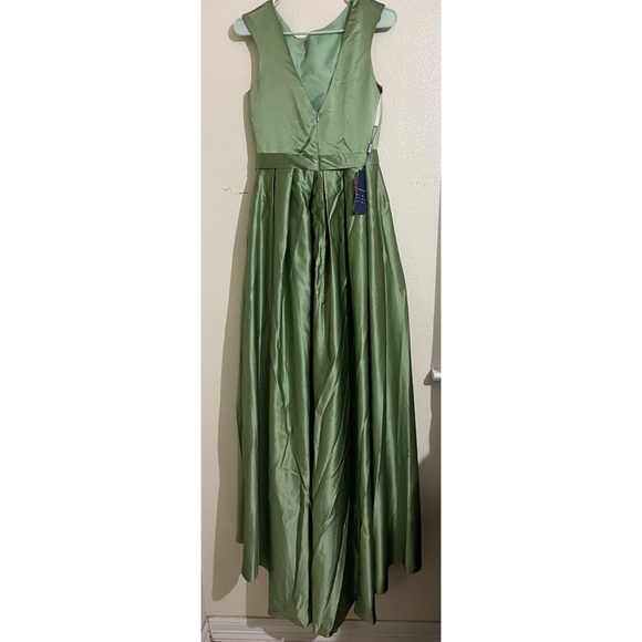 Elegant Sage Green Prom Dress. Size 6. NEW - Picture 4 of 5